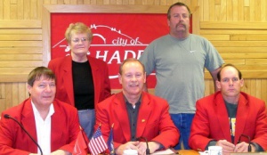 Bývalý starosta pan John CHIZEK (sedící uprostřed)